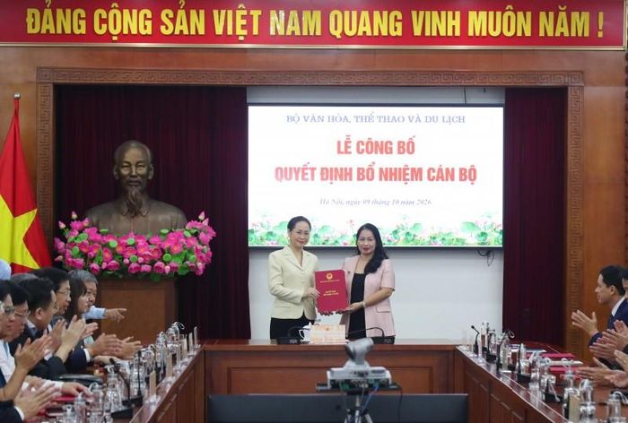 Bộ trưởng Văn hoá, Thể thao và Du lịch Lâm Thị Phương Thanh trao quyết định bổ nhiệm bà Nguyễn Thị Hoàng Lan giữ chức Cục trưởng Cục Thông tin điện tử và Chuyển đổi số. Ảnh: Trần Huấn.