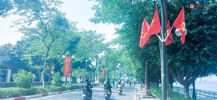 Đường phố Thủ đô phủ sắc đỏ cờ hoa, băng rôn chào mừng ngày Giải phóng Thủ đô 10/10.