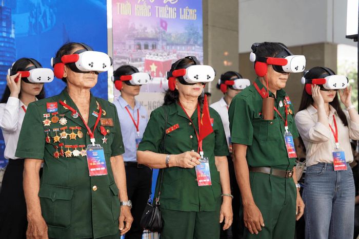 Các cựu chiến binh, cựu quân nhân tham gia trải nghiệm chương trình “Trở về thời khắc thiêng liêng"