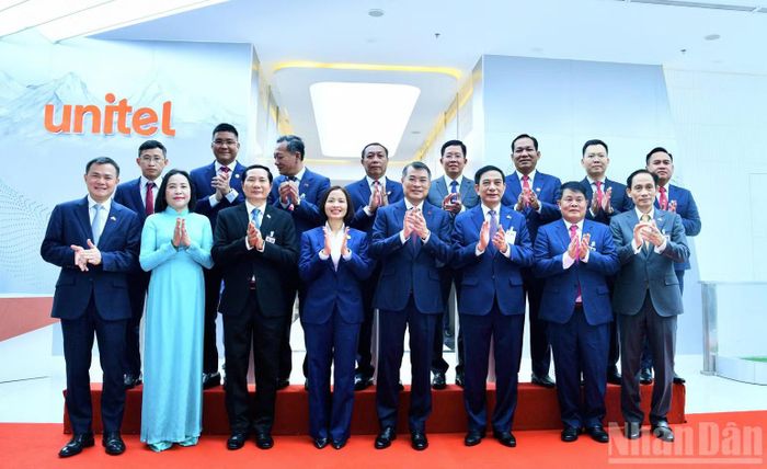 Thủ tướng Lê Minh Hưng với lãnh đạo Unitel. ((Ảnh: Thanh Giang, Báo Nhân dân)