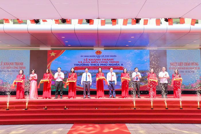 Các đại biểu cắt băng khánh thành Trường THCS Phú Nghĩa A