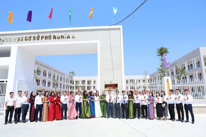 Các đại biểu chụp ảnh lưu niệm tại lễ gắn biển công trình Trường THCS Phú Nghĩa A chào mừng kỷ niệm 72 năm Ngày Giải phóng Thủ đô (10/10/1954 - 10/10/2026)