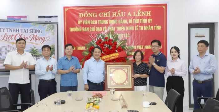 Bí thư Tỉnh ủy Tuyên Quang Hầu A Lềnh tặng lẵng hoa chúc mừng Công ty TNHH Giày da Phúc Sinh nhân dịp Ngày Doanh nhân Việt Nam.