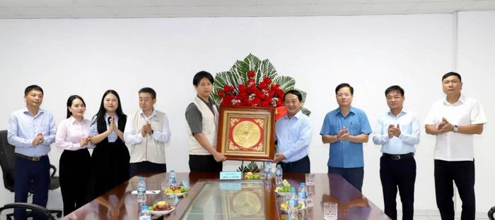 Bí thư Tỉnh ủy Tuyên Quang Hầu A Lềnh tặng lẵng hoa chúc mừng Công ty TNHH FOS (Future of Sound Vina) nhân dịp Ngày Doanh nhân Việt Nam.