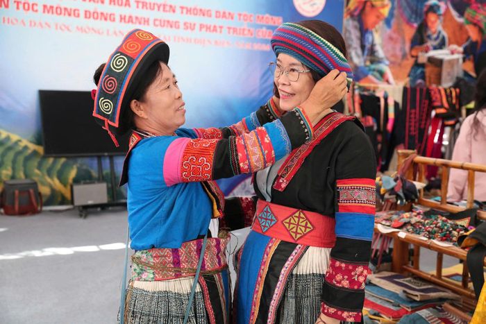 Không gian ngày hội trở thành điểm hội tụ văn hóa, nơi các địa phương giới thiệu những nét đặc sắc trong đời sống và phong tục truyền thống của đồng bào Mông.