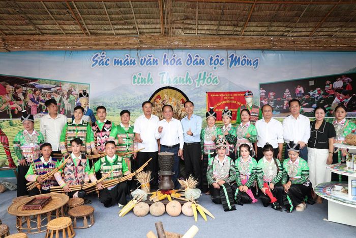 Sắc màu trang phục truyền thống của đồng bào Mông nổi bật tại không gian Ngày hội Văn hóa dân tộc Mông lần thứ IV năm 2026 ở Điện Biên.
