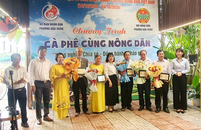 Lãnh đạo Hội Nông dân TP. Đà Nẵng và các đại biểu trao Kỷ niệm chương "Vì giai cấp Nông dân Việt Nam"
