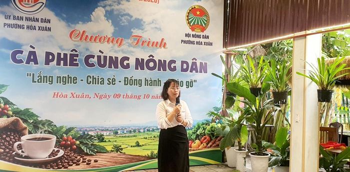 Bà Hứa Thị Thùy Phương, Phó Chủ tịch thường trực UBND phường Hòa Xuân phát biểu trả lời những vấn đề hội viên nông dân (Ảnh: C. Thái)