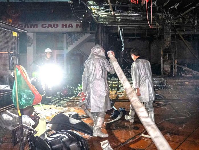 Lực lượng Cảnh sát PCCC và CNCH triển khai phương tiện, thiết bị chuyên dụng để dập lửa.