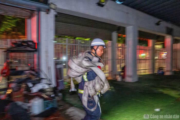 Cuộc chiến với "giặc lửa" diễn ra hết sức khẩn trương.
