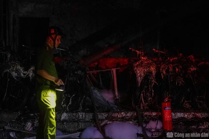 Dù đám cháy đã cơ bản được dập tắt nhưng lực lượng Cảnh sát vẫn túc trực kiểm tra kỹ hiện trường.