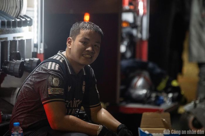 Hạ sĩ Nguyễn Văn Hải (Đội Cảnh sát chữa cháy và CNCH khu vực 11) cùng đồng đội tạm nghỉ sau khi dập tắt hỏa hoạn. Điều mừng nhất của các anh là đám cháy không có thiệt hại về người, lực lượng làm nhiệm vụ cũng khống chế được và không bị cháy lan.