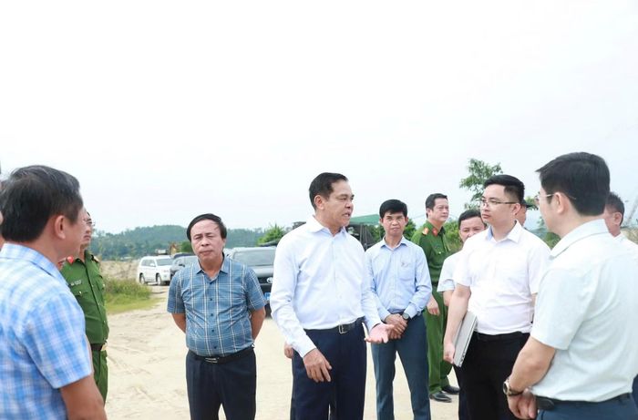 Chủ tịch UBND tỉnh Nghệ An Võ Trọng Hải giao mỗi mỏ, bến cát bắt buộc phải trang bị tối thiểu 3 camera đạt chuẩn.