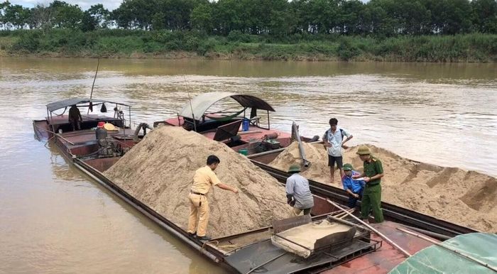 Lực lượng Công an bắt quả tang sà lan khai thác cát trái phép trên sông Lam (Ảnh: Tư liệu).