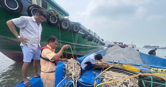 Tổ công tác đã hướng dẫn, di chuyển sà lan vào khu vực an toàn.