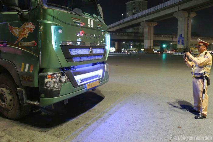 Việc lắp đặt, sử dụng đèn còi trái quy định gây ảnh hưởng đến an toàn giao thông và làm ô nhiễm tiếng ồn.