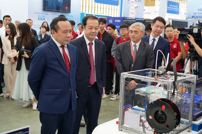 Bộ trưởng Vũ Hải Quân cùng lãnh đạo bộ đi thăm quan các gian trưng bày sản phẩm chuyển đổi số, đổi mới sáng tạo.