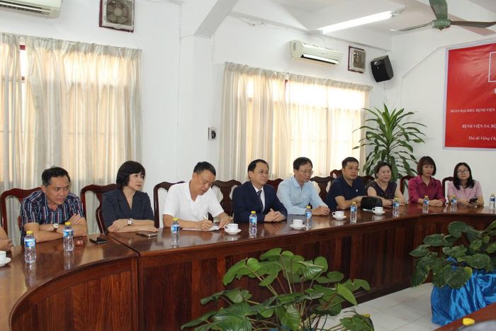 PGS.TS Nguyễn Tiến Quang, Giám đốc Bệnh viện 19-8 và các đơn vị trực thuộc Cụm thi đua số 9 (Bộ Công an) làm việc với Ban Giám đốc Bệnh viện 5/4, Bộ Công an Lào.