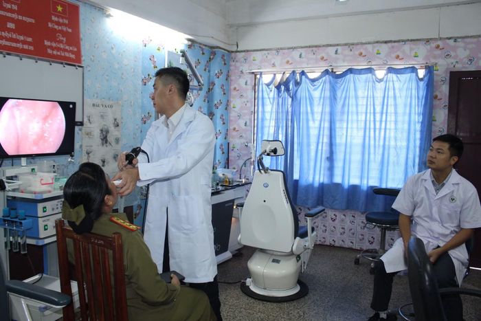 Các bác sĩ Bệnh viện 19-8 khám sức khỏe cho cán bộ, chiến sĩ Công an Lào.