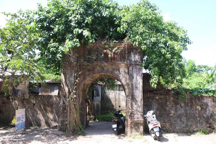 Nhiều hộ dân sống trong khu vực khoanh vùng bảo vệ di tích lăng Dục Đức mỏi mòn chờ đợi được tái định cư.