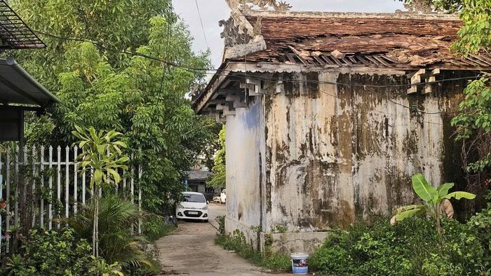 Người dân sống trong khu vực di tích lăng Dục Đức mỏi mòn chờ đợi sớm được bố trí tái định cư.