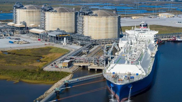 Tàu chở khí đốt của Mỹ nạp LNG tại cảng. Ảnh: TotalEnergies