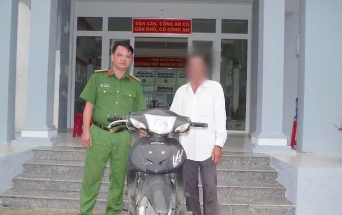 Công an xã Long Hiệp bàn giao tài sản cho người dân.