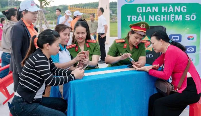 Cán bộ Công an xã Núi Thành hỗ trợ người dân chuyển đổi số.