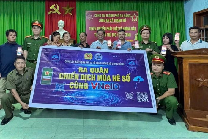 Công an xã Thạnh Mỹ ra quân chiến dịch mùa hè số cùng VNeID.