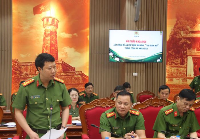 Đại tá Phạm Minh Phong báo cáo tóm tắt dự thảo Đề án chế định mô hình “trại giam mở”.