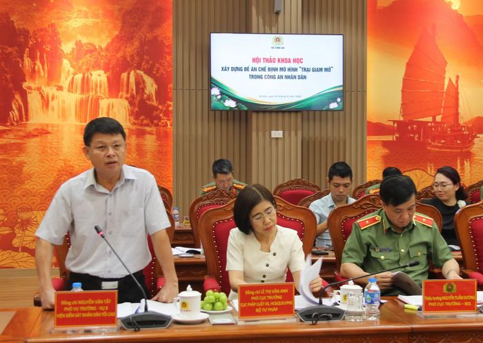 Một số đại biểu nêu ý kiến tại hội thảo.