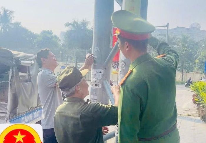 Công an phường Láng phối hợp bóc dỡ quảng cáo rao vặt trái phép tại các tuyến đường.