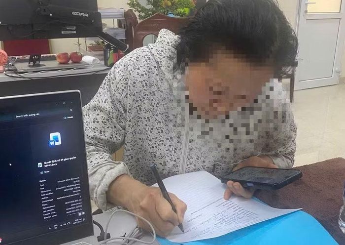 Công an phường Láng làm việc với các trường hợp vi phạm.