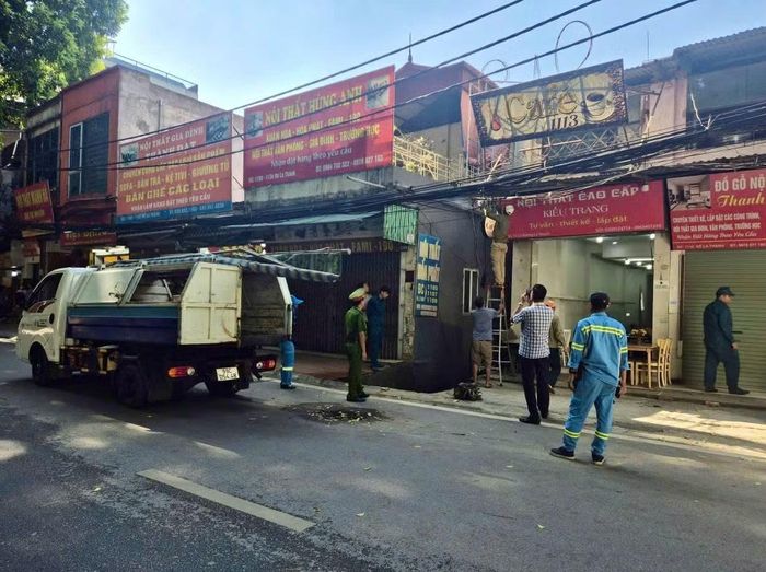 Lực lượng Công an phối hợp tháo dỡ biển quảng cáo vi phạm ở các tuyến đường.
