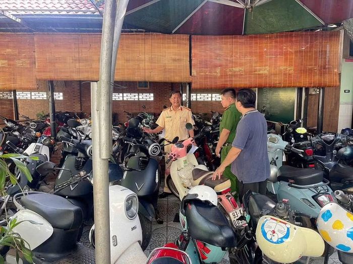 CSGT và Công an địa phương kiểm tra xe tại bãi xe bên ngoài trường học.