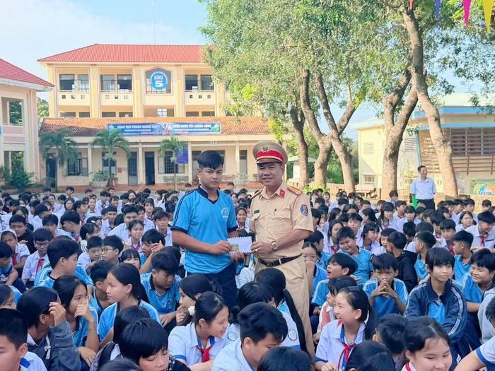 CSGT trao quà cho học sinh có câu trả lời đúng.