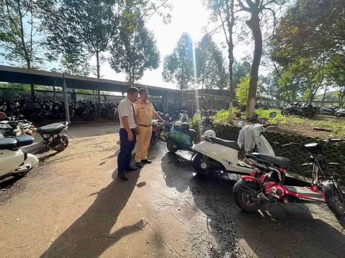 CSGT kiểm tra bãi giữ xe trong trường học.