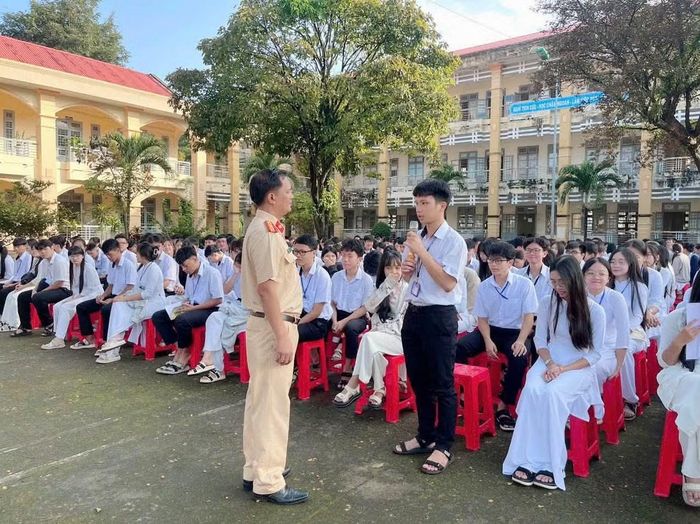 Học sinh trả lời câu hỏi của CSGT tại buổi tuyên truyền.