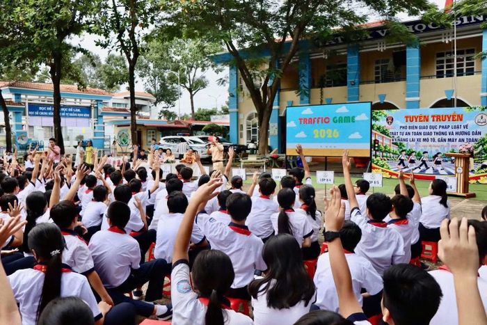 Buổi tuyên truyền sinh động của CSGT đã thu hút được đông đảo học sinh giơ tay trả lời các câu hỏi.
