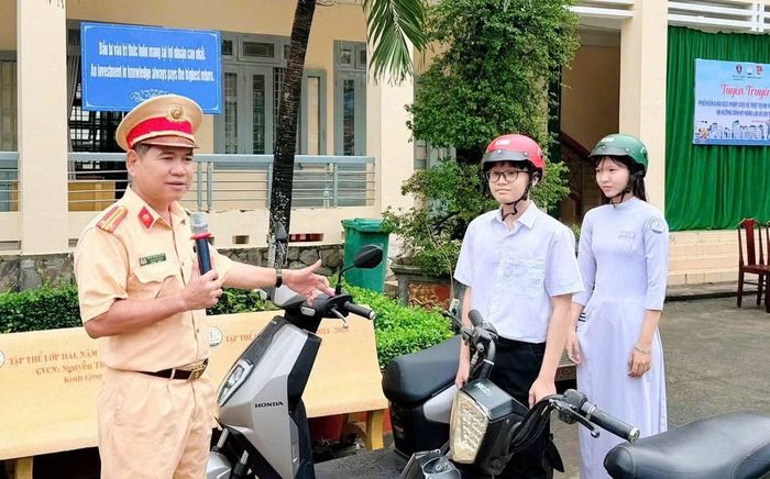 CSGT tuyên truyền cụ thể trên phương tiện để học sinh dễ hiểu.