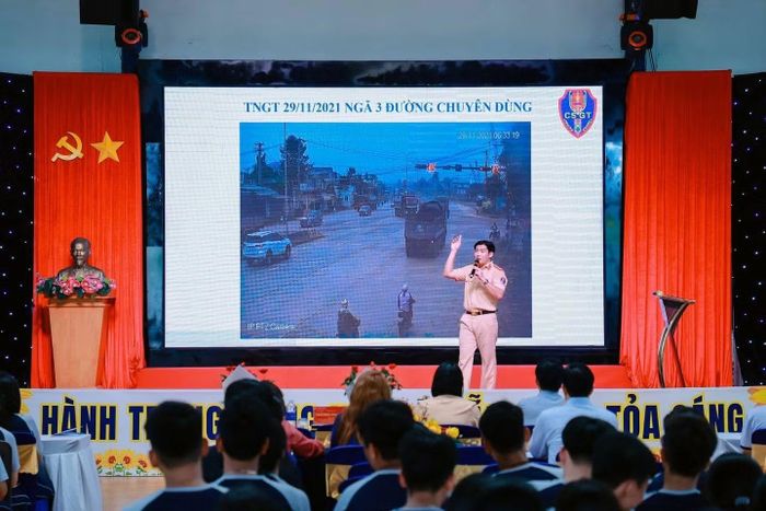 CSGT tuyên truyền bằng tình huống cụ thể để học sinh dễ hiểu.