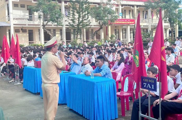 CSGT tuyên truyền pháp luật tại Trường THCS và THPT Đăng Hà, xã Phước Sơn.