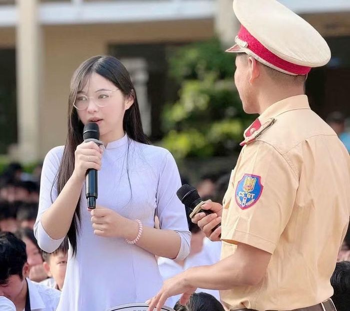 Nữ sinh Trường THPT Phước Long trả lời câu hỏi tại buổi tuyên truyền.
