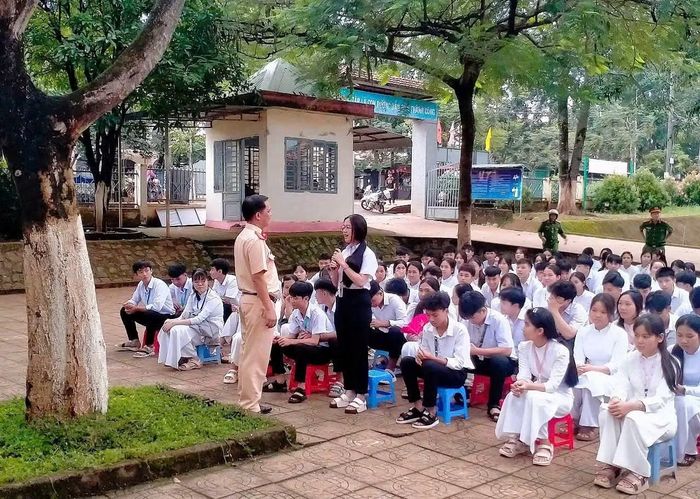 Học sinh tích cực tham gia trả lời câu hỏi của CSGT về cách xử lý các tình huống khi tham gia giao thông trên đường.