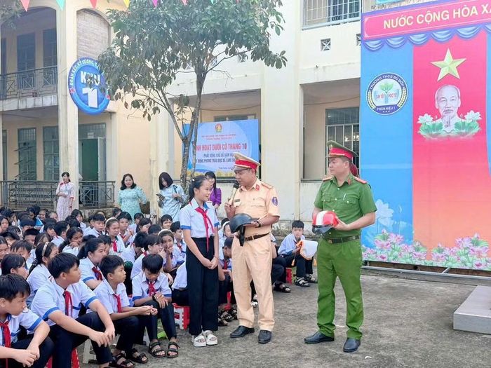 Những em trả lời đúng câu hỏi sẽ được tặng mũ bảo hiểm.