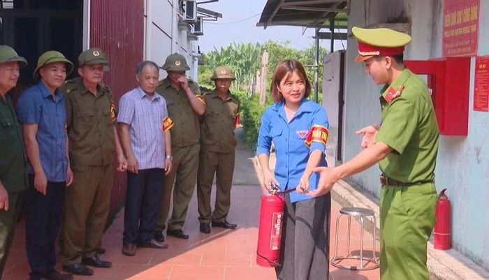Lực lượng Cảnh sát PCCC và CNCH hướng dẫn thành viên mô hình tự quản kỹ năng sử dụng bình chữa cháy.