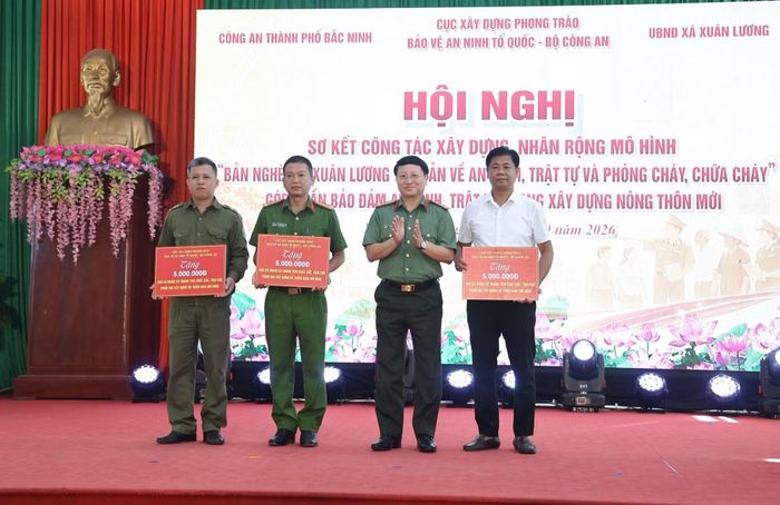 Các tập thể, cá nhân có thành tích tiêu biểu trong mô hình “Bản Nghè, xã Xuân Lương tự quản về an ninh, trật tự và phòng cháy, chữa cháy” được các cấp biểu dương, khen thưởng.