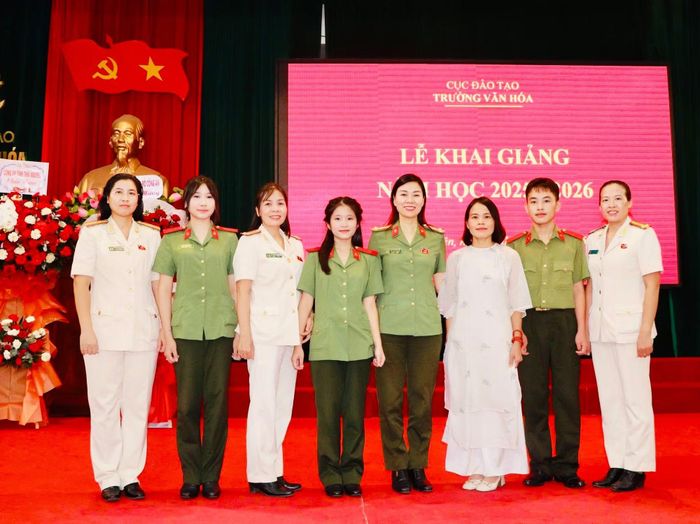 Cháu Sùng Hà Sơn và mẹ Hà Thị Thuỷ (thứ 2, thứ 3 từ phải sang) trong Lễ khai giảng năm học mới tại Trường Văn hoá CAND I (Thái Nguyên).