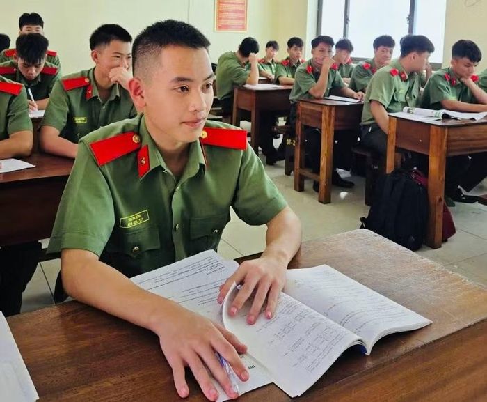 Cháu Sùng Hà Sơn, con trai của liệt sĩ Sùng A Trư đang học lớp 11 tại Trường Văn hóa CAND I (Thái Nguyên).