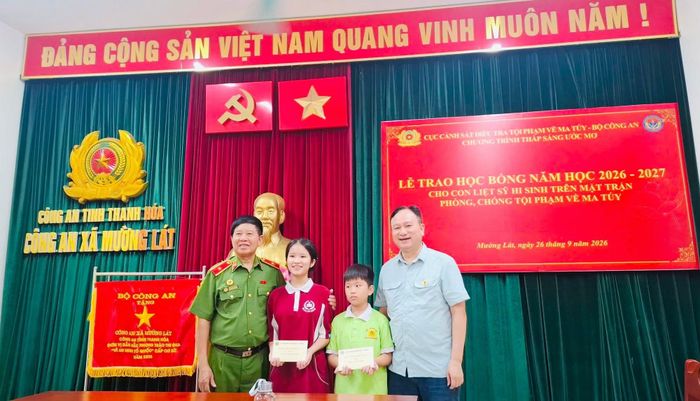 Hai cháu Vi Ngân Thương, Vi Việt Dũng là con của liệt sĩ Vi Văn Luân nhận học bổng "Thắp sáng ước mơ”. 